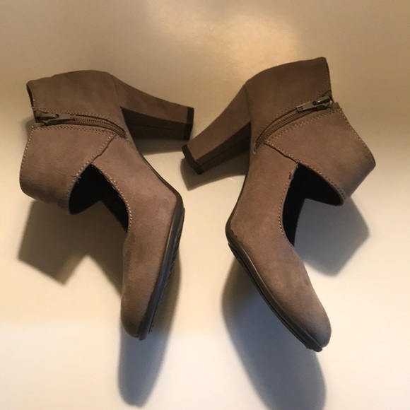 AEROSOLES TAUPE SUEDE-LIKE MARY JANE HEELS - Picture 3 of 4